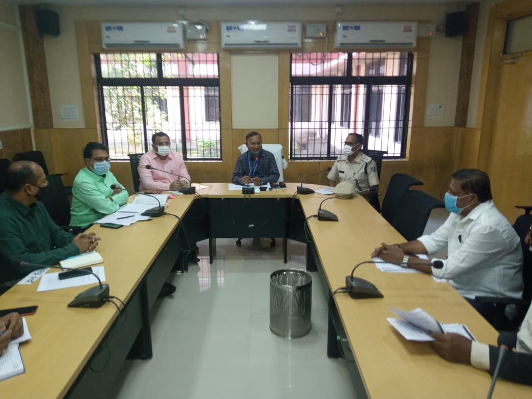 subcollectorPKD's tweet photo. Meeting of General Observer with representative of Political Parties convened with chairmanship of DM Gajapati, discussed about MCC &amp; Electoral Offences &amp; sought their coperation for conducting free, fair &amp; violence free election. 
@DM_Gajapati 
@secodisha https://t.co/tI8NVdxuXn