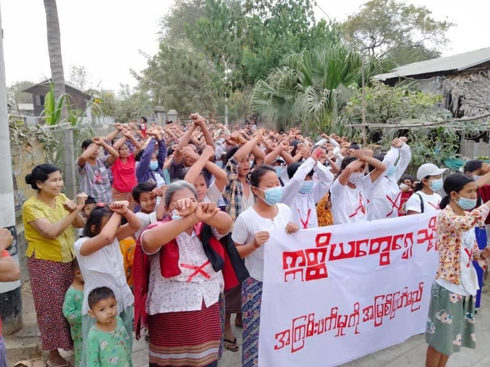 AnnaBae6104's tweet photo. On #IWD2022, the Student Union of #Monywa, as well as the main strike from the #Letpadaungtaung area, marched in a village in #Salingyi Tsp to protest the #MilitaryDictatorship. #WarCrimesOfJunta #2022Mar8Coup #WhatsHappeningInMyanmar https://t.co/b5C8FDqXz5