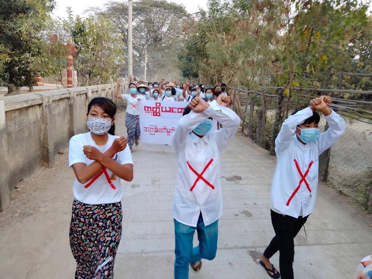 AnnaBae6104's tweet photo. On #IWD2022, the Student Union of #Monywa, as well as the main strike from the #Letpadaungtaung area, marched in a village in #Salingyi Tsp to protest the #MilitaryDictatorship. #WarCrimesOfJunta #2022Mar8Coup #WhatsHappeningInMyanmar https://t.co/b5C8FDqXz5