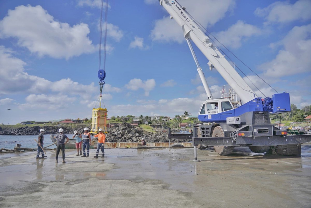 Ayer lunes 7 se realizó de manera exitosa el desembarco del #MoaiTau en Muelle de Hanga Piko, donde fue recibido con cantos, danzas, un tradicional Umu y palabras de bienvenida (1/3).
Fotografías: Miguel Carrasco.