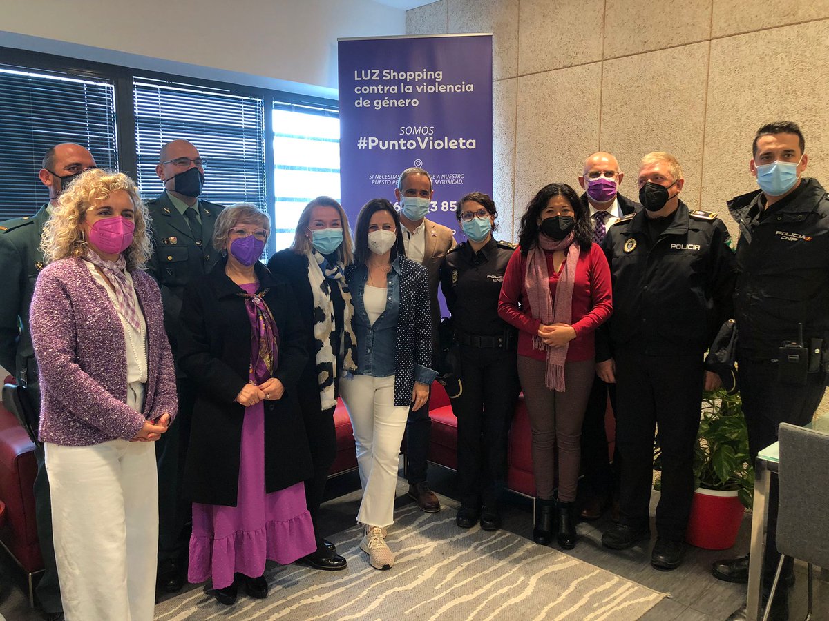 diputacioncadiz's tweet photo. .@ccolladoj asiste en el centro comercial Luz Shopping de #Jerez a la apertura de un Punto Violeta para la atención a víctimas de violencia o acoso machista que funcionará 24 horas.

#DiaInternacionalDeLaMujer https://t.co/L9eBnb5Hrk