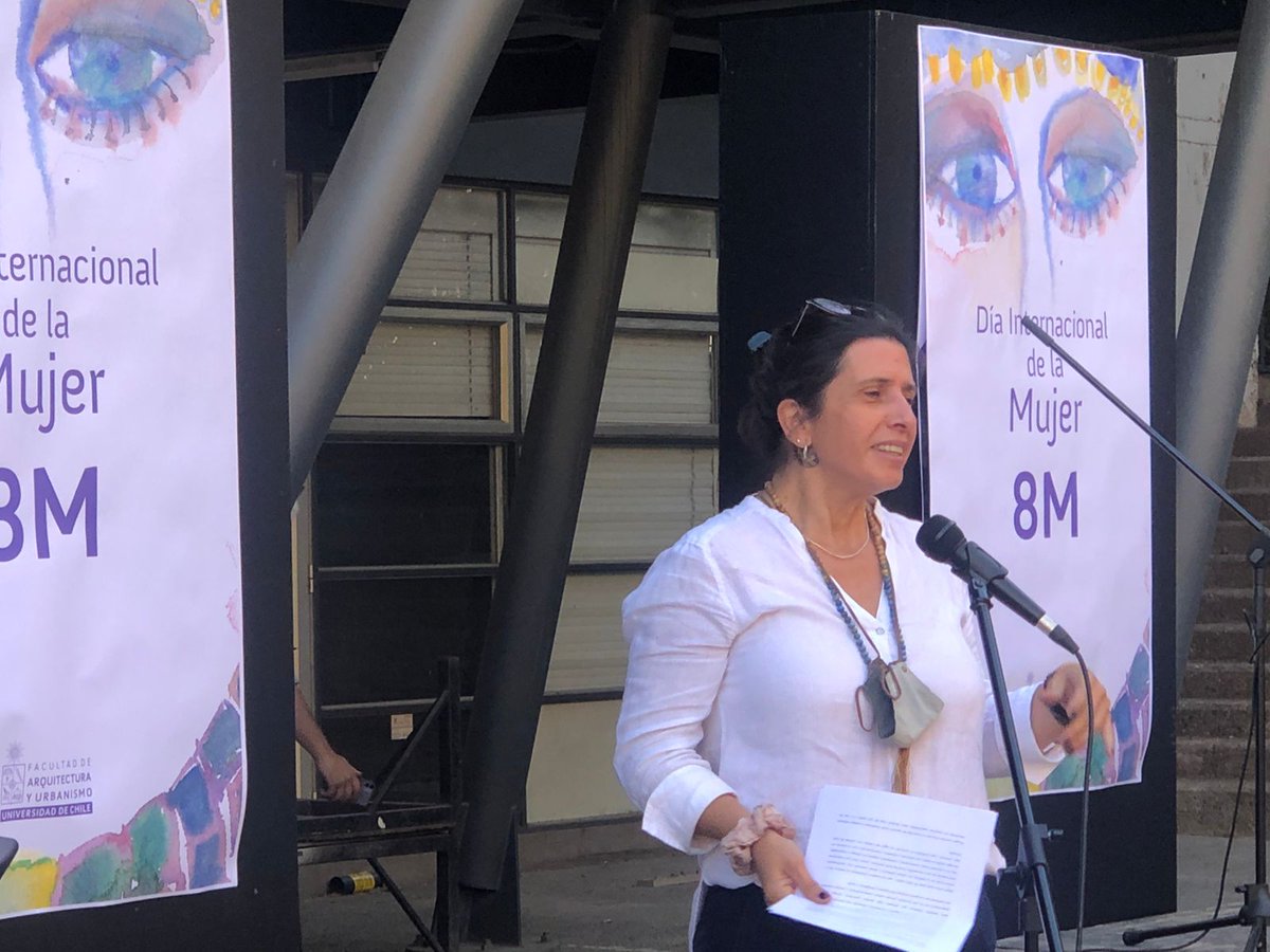Esta mañana se realizó en nuestra Facultad una nueva conmemoración del #,8M, que incluyó un discurso de la presidenta AFUCH #FAU, representante de nuestras funcionarias y funcionarios, Angélica Valencia, de la Directora Depto. de #Diseño, Paola de la Sotta y autoridades <a href="/uchile/">Universidad de Chile</a>.