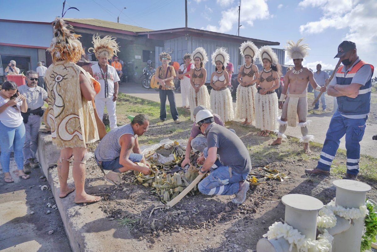A continuación un equipo técnico compuesto por distintos expertos locales realizó de manera cautelosa la apertura del embalaje donde luego de varias horas de trabajo, la comunidad  de #RapaNui saludó y homenajeó a su Tupuna (ancestro) (2/3).