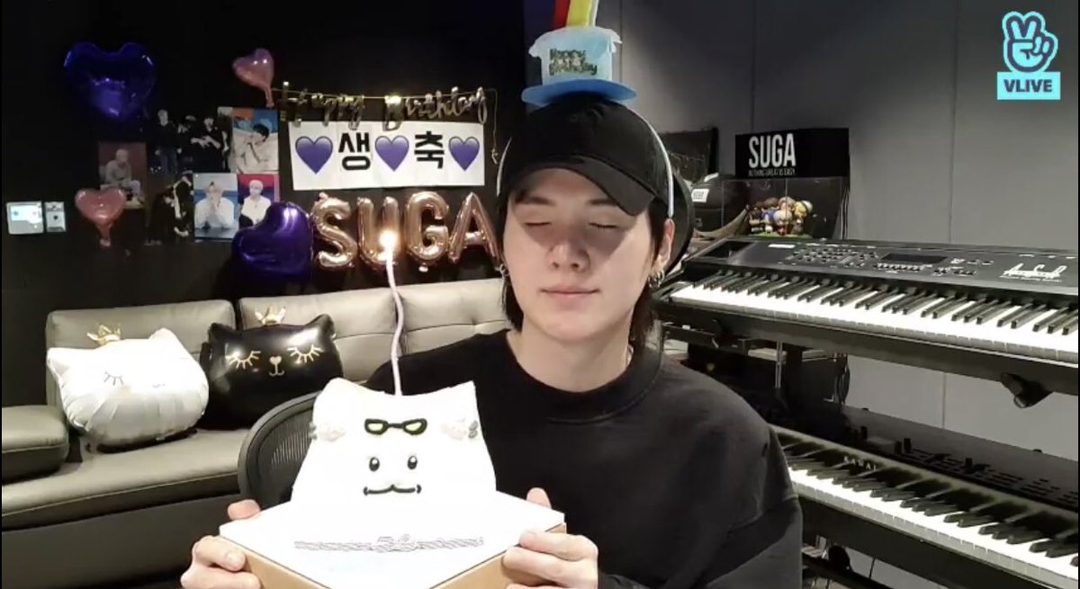 nabiHopee's tweet photo. 📝| Traducción del VLIVE de Yoongi por su cumpleaños: 
El nombre del Live es:

🐱: Es mi cumpleaños.

🖇️ https://t.co/14zyP3z7OQ

#SUGA #BTS #MINYOONGI #방탄소년단 https://t.co/OXJQLpGfG4