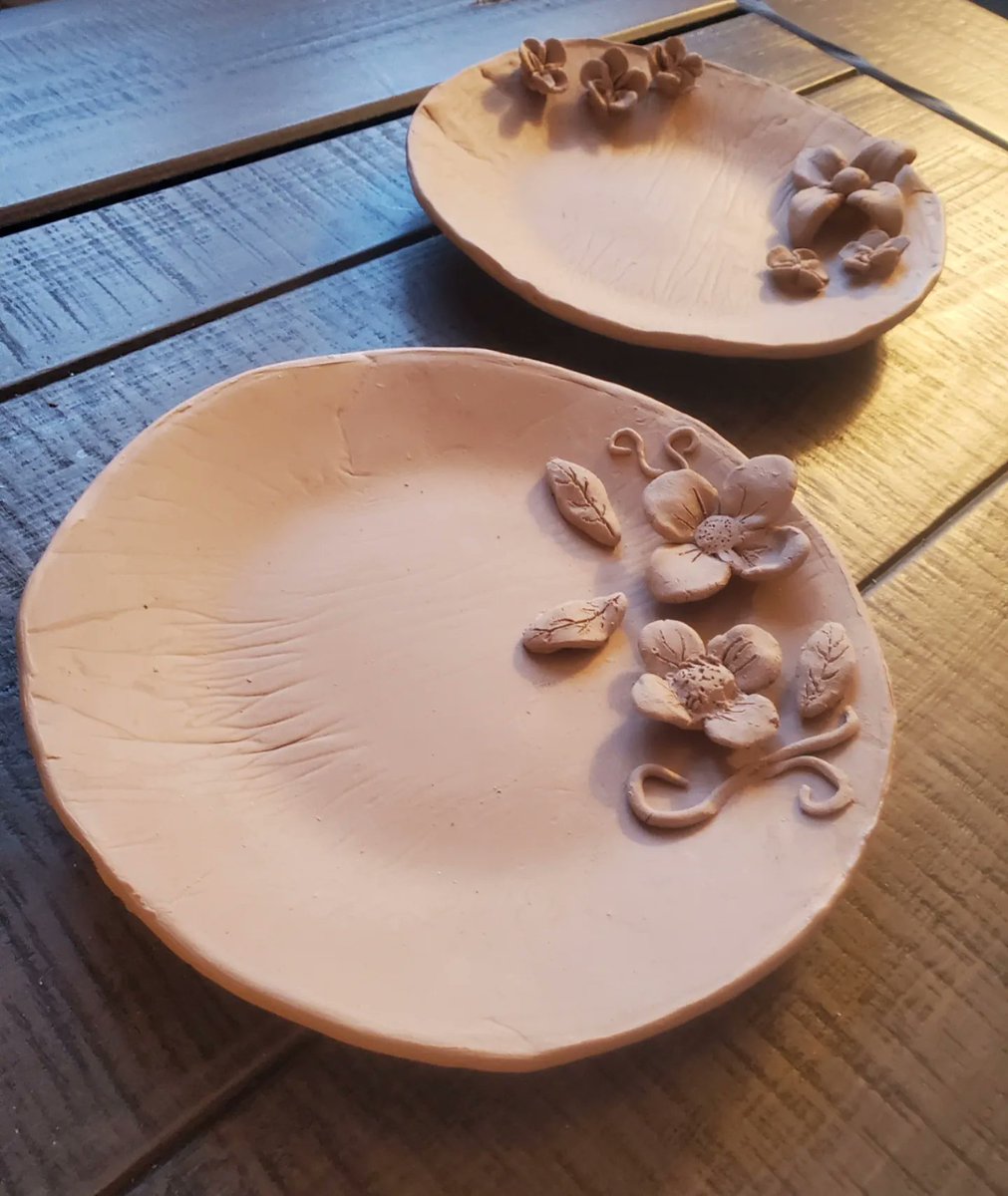 TheresaKucinski's tweet photo. 1/ My bio promises crafts so I wanted to share my in-progress #pottery and some #science. The major component in this clay is a mineral called kaolinite. Heat is used to remove water from the mineral structure (firing/kiln). This transforms the clay into a strong ceramic #SciComm https://t.co/BelGTjCFTI