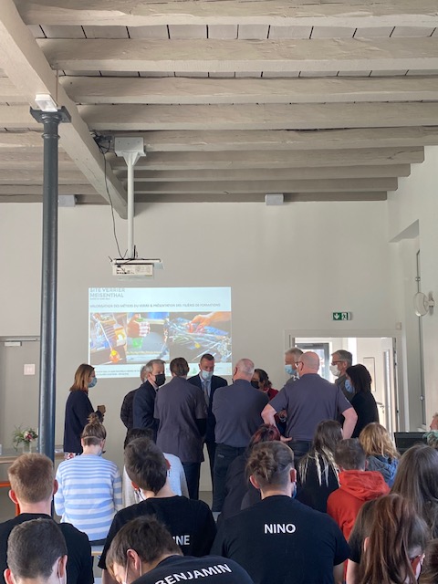 Dsden57's tweet photo. Visite ce matin de M. Olivier Cottet #DASEN57 au CIAV de Meisenthal en présence de collégiens de 3ème et signature d’une convention de partenariat entre la communauté de communes du Pays de Bitche et le Lycée Prof. D. Labroise valorisant ainsi la fillière « verre et cristal ». https://t.co/1FPes0Q35G