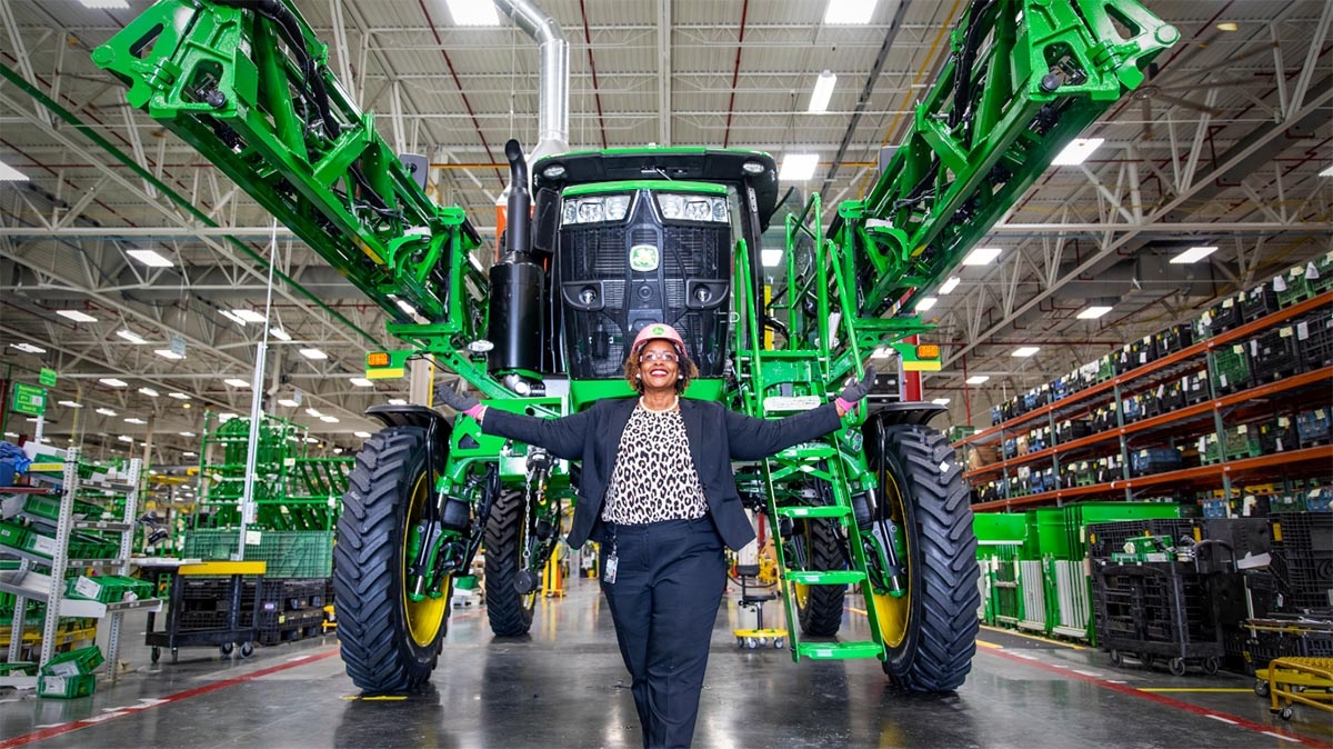 womensday's tweet photo. Today with #IWD2022 Partner @JohnDeere we're honoring the women visionaries, innovators, entrepreneurs, mentors &amp; advocates across the world driving new ways of thinking &amp; doing. We're celebrating women forging change and we're working to #BreakTheBias 🙅‍♀️ https://t.co/L53NOIgIMh https://t.co/eVXkBgJ7Ni
