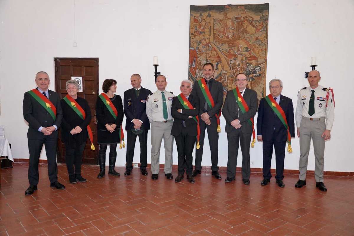 2REPOfficiel's tweet photo. Pour mettre en valeur l'engagement des légionnaires honoraires, ayant rendu des services éminents à notre institution, le général Alain LARDET #COMLE a décidé de leur remettre une écharpe aux couleurs de la Légion étrangère #HonneurFidelité #2REP #Calvi #Calenzana #Lumio https://t.co/tqwjs6zVLF