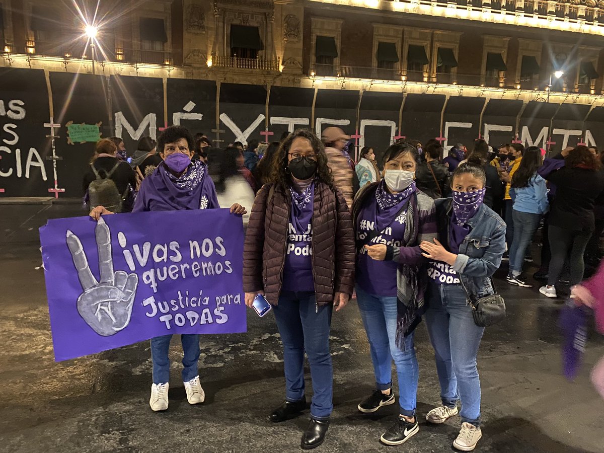 IVilla_g's tweet photo. Compañeras #PRDistas rompen cerco al grito de “el #Zocalo es del pueblo”, “la lucha FEMINISTA/ no la para un presidente machista”, “AMLO es machista/ Claudia no es feminista”.
#8M #mujeres @PRDMexico https://t.co/EotifPx6Vt