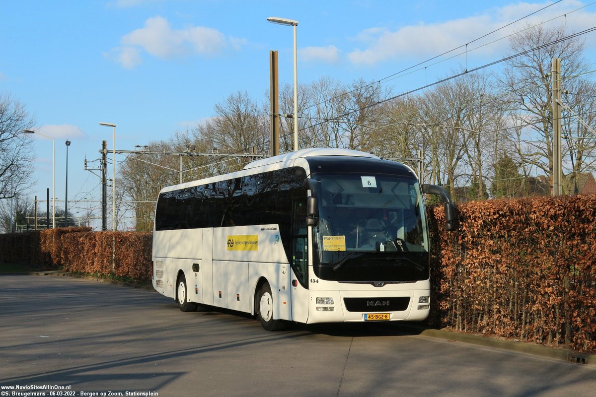 AMZ 454 (TVV Bergen op Zoom - Goes)
Bergen op Zoom, Stationsplein 🇳🇱 06-03-2022.