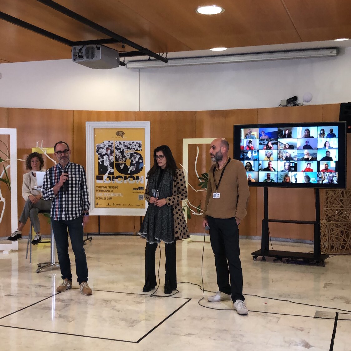 MiradasDoc's tweet photo. ¡Empezamos el primero de los #pitchings!
.
#DOCSUR
#MiradasDocXV
#MiradasDocMarket
#cinedocumental https://t.co/pYVpB4RKOl