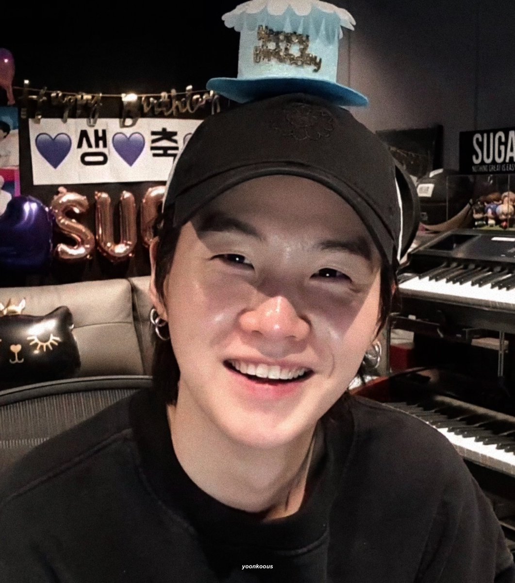 yoonkoous's tweet photo. pout                                    smile https://t.co/iSmcItgIkK