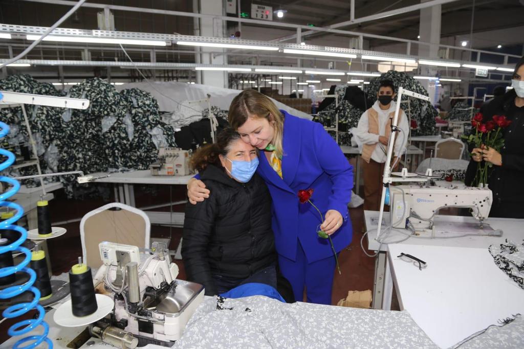 TunceliValiligi's tweet photo. "Dünyada Her Şey Kadının Eseridir..."
(Mustafa Kemal Atatürk)

Valimiz Sayın Mehmet Ali Özkan’ın Eşi Arzu Özkan Hanımefendi,Tekstil Fabrikasında çalışan kadınlarımızı ziyaret ederek günlerini kutladı

Hanımefendiye ve emeği geçenlere teşekkür ediyoruz🙏🇹🇷
#8martdunyakadinlargunu https://t.co/0KxjHzJoSW