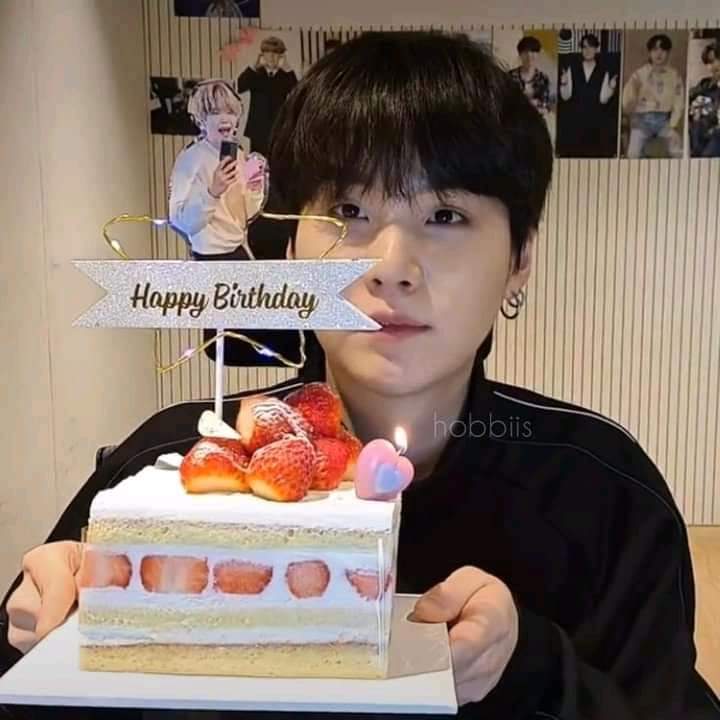 SpringDday7's tweet image. Yoongi Con el paso del tiempo en cada uno de sus Cumpleaños.