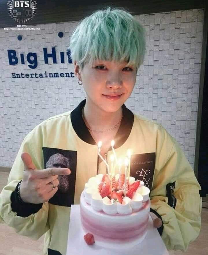 SpringDday7's tweet image. Yoongi Con el paso del tiempo en cada uno de sus Cumpleaños.