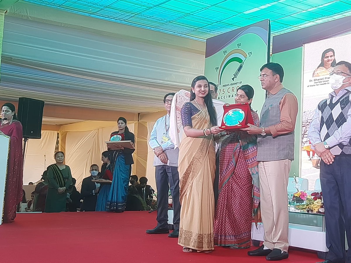 3 cheers for our vaccinators!

Nita Pingale from @CovidNESCO and Jivika Naik from <a href="/JaslokHospital/">Jaslok Hospital</a> were felicitated this #WomensDay by <a href="/mansukhmandviya/">Dr Mansukh Mandaviya</a> @MoHFW_India for vaccinating the highest number of beneficiaries in Maharashtra.