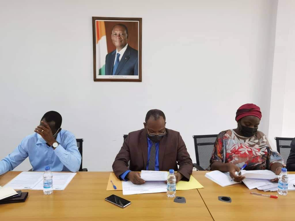CCCCIUE's tweet photo. INITIATIVE POUR UN CACAO DURABLE EN CÔTE D’IVOIRE 

Sous la présidence du Coordonnateur National de la CCC CI/UE, M. BAMBA Semon, s’est tenue, ce vendredi 04 mars 2022, la deuxième réunion du Comité de suivi des Indicateurs de l’appui budgétaire « cacao durable ». https://t.co/jkaLD82w6I