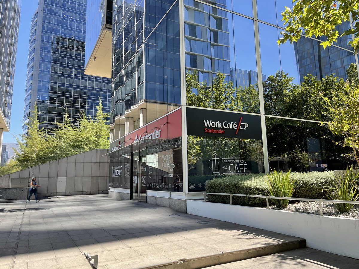 calitobarria's tweet photo. Si alguien conoce a Constanza Cheyre Garate, por fa, avísenle que encontré su tarjeta de crédito en el estacionamiento del Parque Araucano y la fui a dejar a la Sucursal del Banco Santander que está en Cerro El Plomo #tarjetadecredito #bancosantander https://t.co/6cU4OImcdF