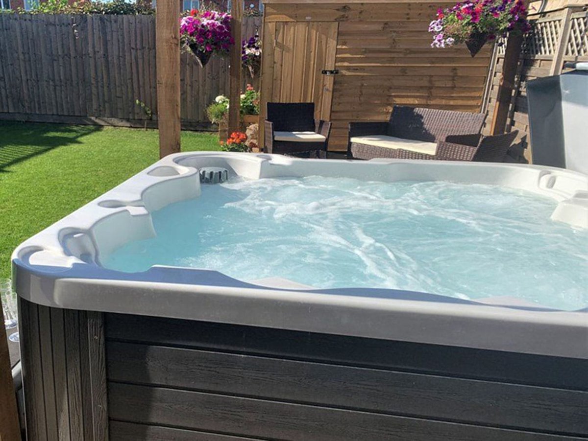 Marston Croft Cottage is a spacious 4-bedroom house for friends &amp; families, located 15 mins walk from central Southam, with takeaways, shops and pubs nearby. For up to 7 guests in Coventry ow.ly/PTa150IbA0P #midweekbreaks #countryside #staycation #holidayhome #southam