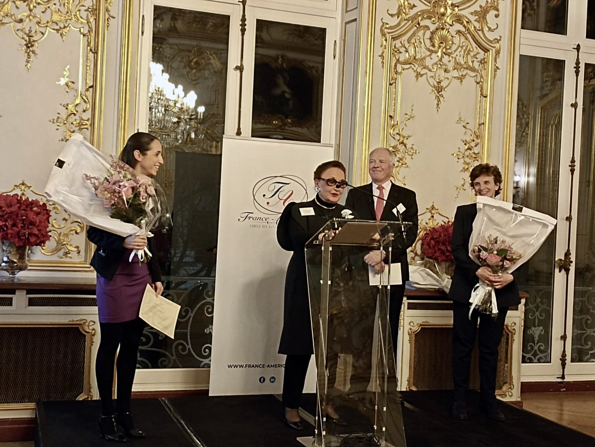 Hier, j'ai eu l'immense honneur et la grande joie de recevoir le prix de thèse France-Amériques.
Mon émotion était d'autant plus grande que c'est la Présidente de la <a href="/CNIL/">CNIL</a> qui me l'a remis.
Je renouvelle mes remerciements aux membres du cercle d'avoir choisi d'honorer mes travaux