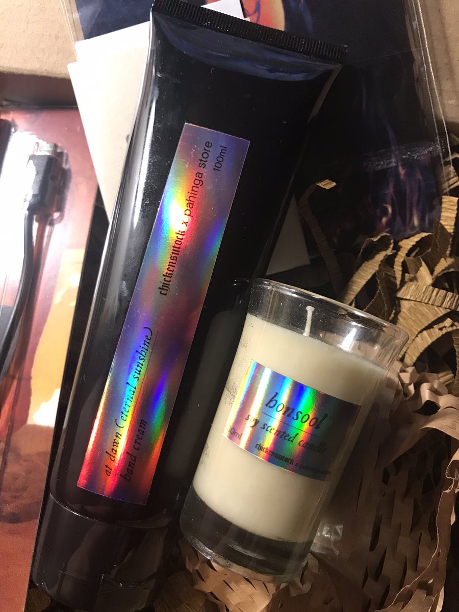 illarustia's tweet photo. How can this be the same man?! 🤣🤣🤣
At ang bango nung candle n hand cream!!!
Feeling andito lang si yoongi habang nanonood ako ako vlive nya kanina! 🤣 #ilusyonada
@chickensutock https://t.co/Ie1mV6Du2U