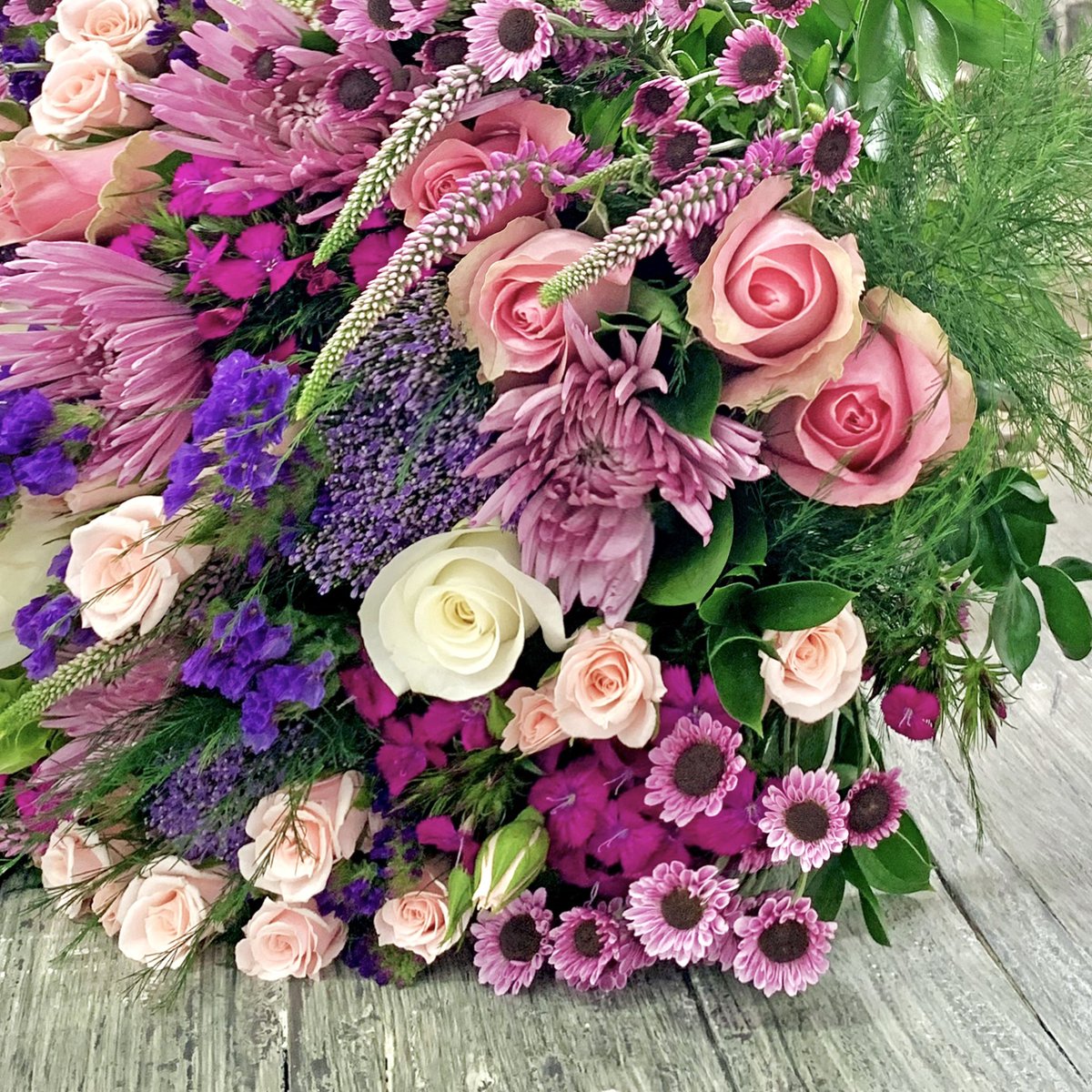 🌺 Happy international Woman’s day! If you're looking for high-quality fresh flowers, you've come to the right place! #simplicity #delicate #pastelcolors #bouquetofowers #cute #vintage #farminecuador #usa #ecuador #directshipping #lhf #lahaciendaflowers