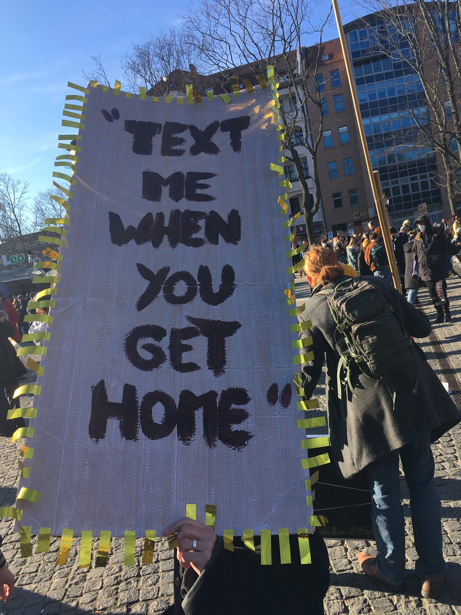 Zum Frauenkampftag wird für gleiche Rechte und Frieden demonstriert. #b0803 #feminism #SmashThePatriarchy