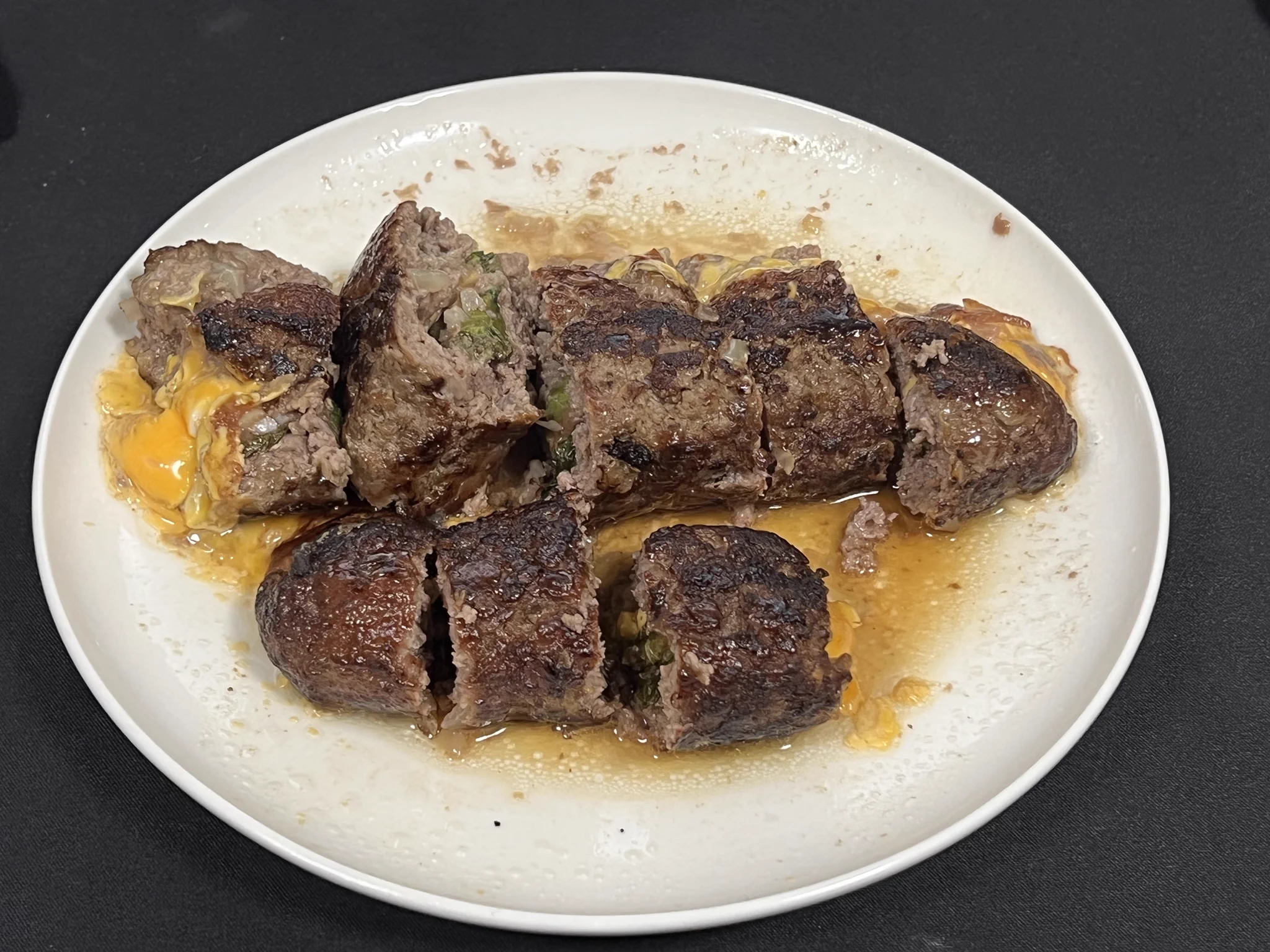 いつも勝手にアレンジして失敗するけど今回は上手にできた！
ビニール袋にひき肉と玉ねぎ入れてモミモミしたやつに大葉、梅、チーズで巻いて焼く！😋  