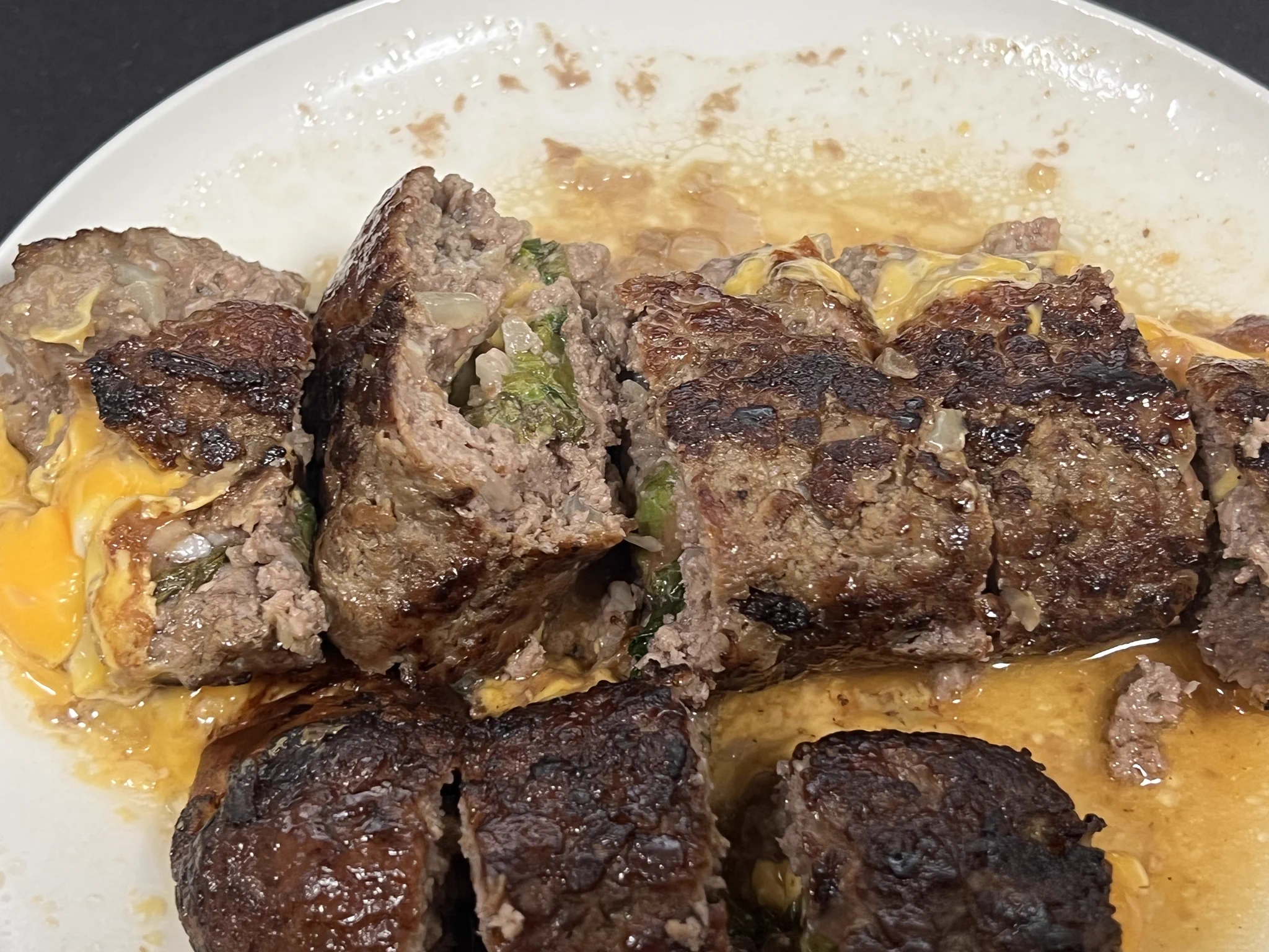 いつも勝手にアレンジして失敗するけど今回は上手にできた！
ビニール袋にひき肉と玉ねぎ入れてモミモミしたやつに大葉、梅、チーズで巻いて焼く！😋  