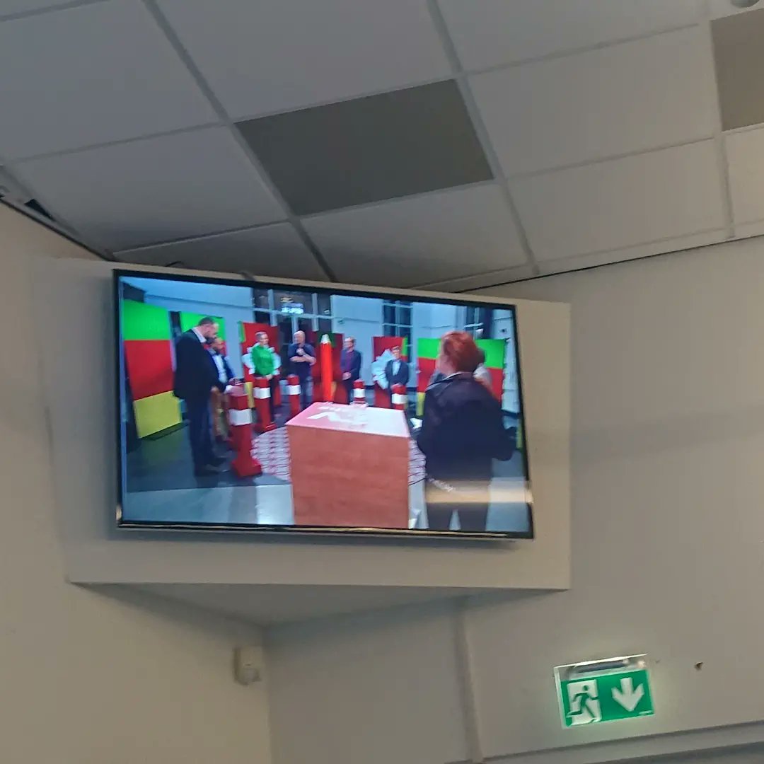Lijsttrekker @Els_Kardol staat in de studio van <a href="/RTVDrenthe/">RTV Drenthe</a> klaar voor het lijsttrekkersdebat. Om uit te leggen wat de belangrijkste punten van <a href="/D66Tynaarlo/">D66 Tynaarlo</a> zijn voor de verkiezingen van volgende week. #Tynaarlo #GR2022
#SerieuzePolitiek