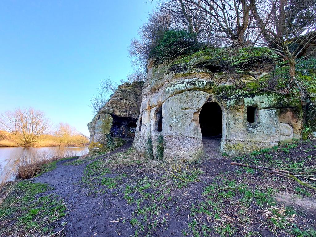 jpwarchaeology's tweet photo. Lunchtime stop on my trip around 9thC south Derbyshire - Anchor Church. Man-made caves in an outcrop looking over the River Trent. Recently identified by Edmund Simons as the cell of St Hardulph (died c 830). https://t.co/5qmYkqbctV