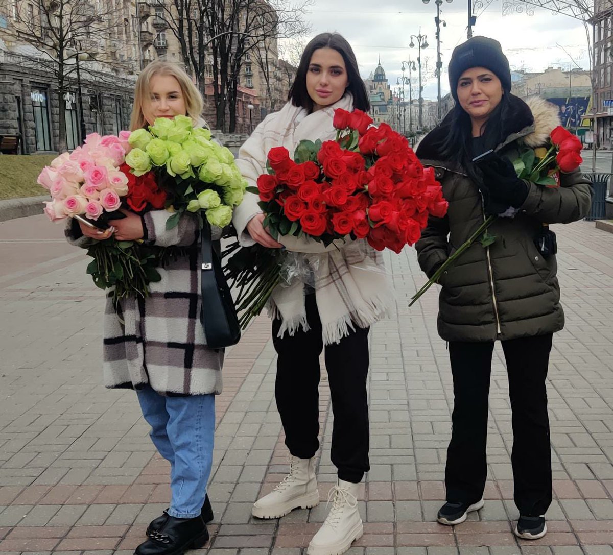 यूक्रेन में महिला दिवस धूमधाम से मनाया जाता है। ये दो लड़कियाँ उस उत्सव के उत्साह को क़ायम रखने के लिए महिलाओं को गुलाब का फूल देने निकली थीं। तो मेरी ओर से भारत में मेरी सभी दोस्तों को महिला दिवस मुबारक। आप सब फाइटर हैं। <a href="/anjanaomkashyap/">Anjana Om Kashyap</a> <a href="/chitraaum/">Chitra Tripathi</a> <a href="/nehabatham03/">neha batham</a> #HappyWomensDay