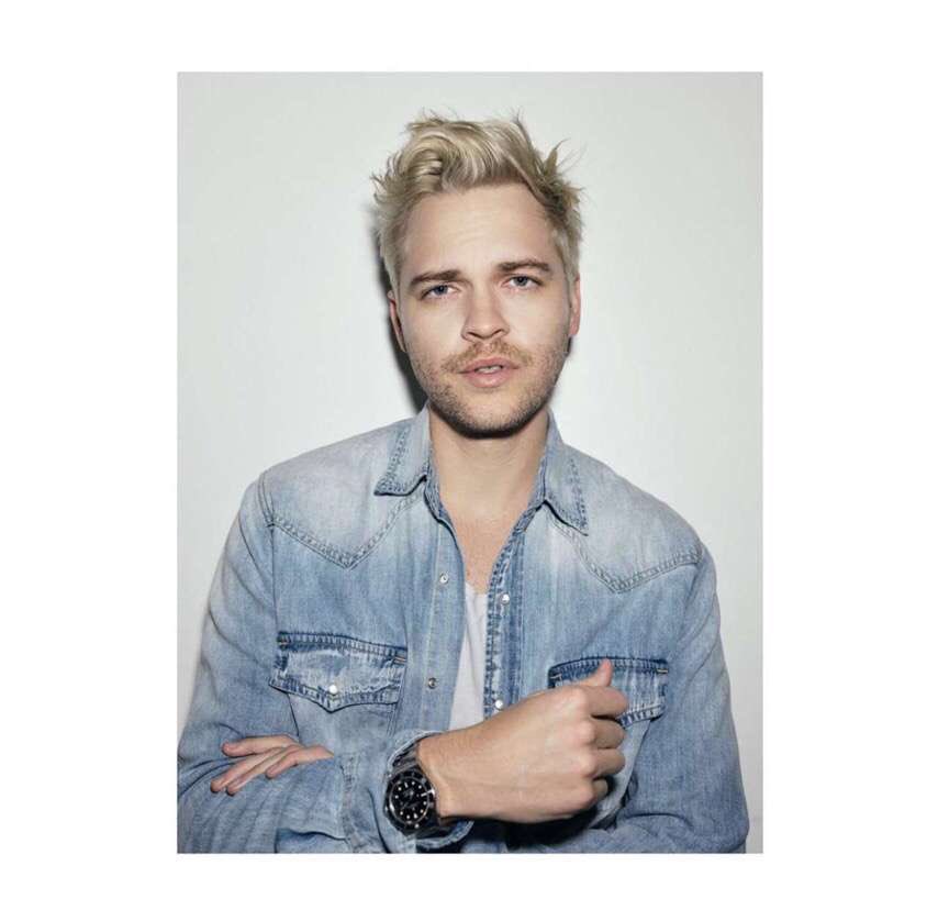 A L E X A N D E R tweet media