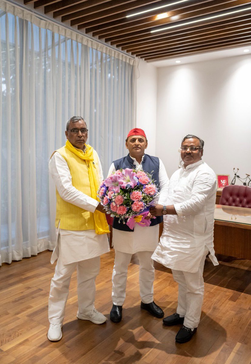 oprajbhar's tweet photo. सत्ता की लोलुप्ता से ग्रसित सत्ताधारी पार्टी अपना जनाधार खिसकता देख छल-बल व घृणित प्रपंच के जरिए सत्ता हथियाने की पुरजोर कोशिश में लगी है।
प्रदेश के नौजवनों आपकी हमारी तपस्या को साकार करिये,इनके घृणित मंसूबो को नाकाम करिये लोकतंत्र की रक्षा करिये।
समाज के भविष्य की सुरक्षा करिये। https://t.co/R2qQCGiDbO