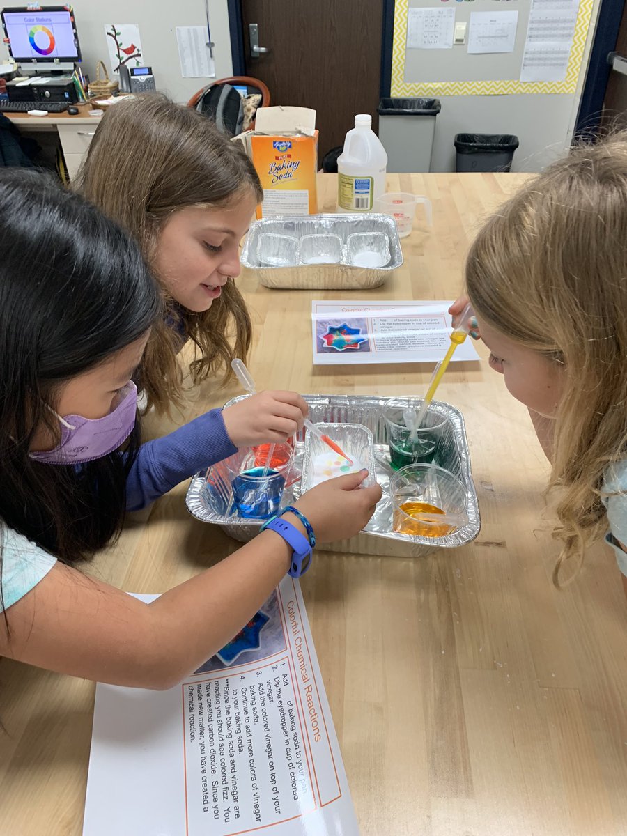 Exploring colors through science experiments <a href="/HumbleISD_FCE/">Fall Creek Elem</a> <a href="/MissD_loves_ART/">Abina Dorsett</a> #transforminglives #FCExcellence