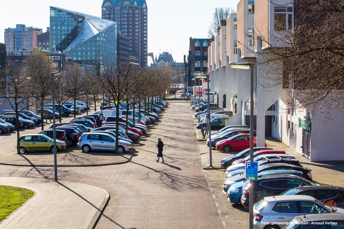 Stadsbeheer010's tweet photo. Waarom moet je betalen voor 🅿️#Parkeren🚘 in #Rotterdam? En wat gebeurt er eigenlijk met de inkomsten hiervan?
Lees er alles over op pagina 3 in de #Stadskrant: https://t.co/0yow6LkofZ https://t.co/qdSbnLuU39