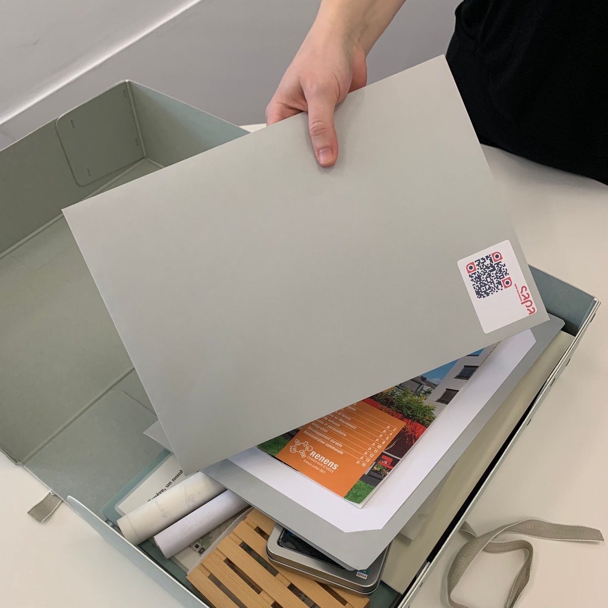 sapa_swiss's tweet photo. "Archie" fait escale aujourd'hui à @sapa_swiss. La boite du centenaire de @vsa_aas a quitté tout à l'heure la @cinemathequech pour passer la fin de journée avec les archives des arts de la scène!
#archivesontour #archivCH https://t.co/ChrdAv4TYi