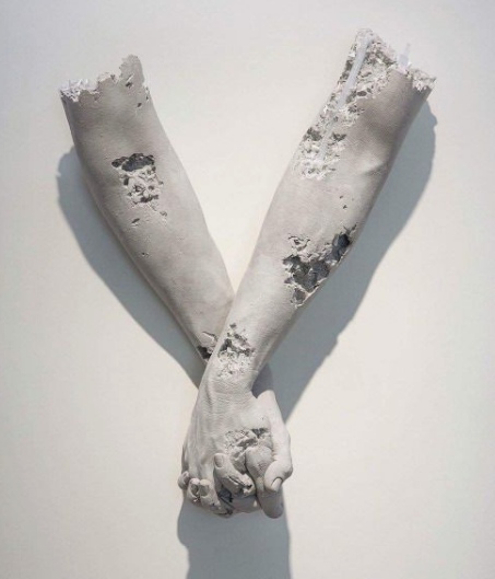 sasunarucore's tweet photo. "Holding Hands" by Daniel Arsham https://t.co/tKkTRhgRR4