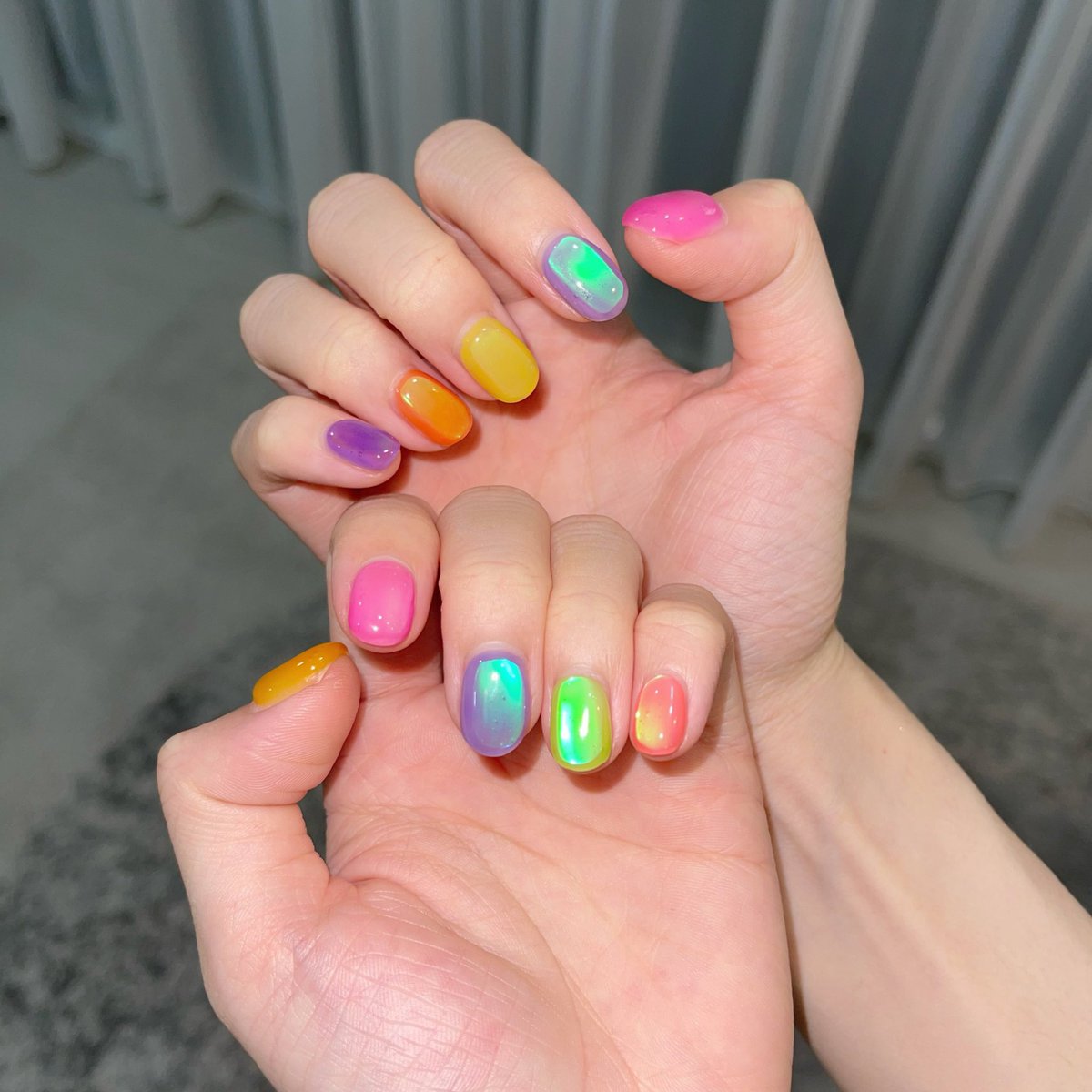 Bonusiie's tweet photo. คนขอดูสีเล็บเยอะมาก ถ่ายแบบเปิด-ปิดแฟลชให้ดู ทำร้านเดิม about nail and lash studio ส๊วย https://t.co/RYmlq1ZQxS