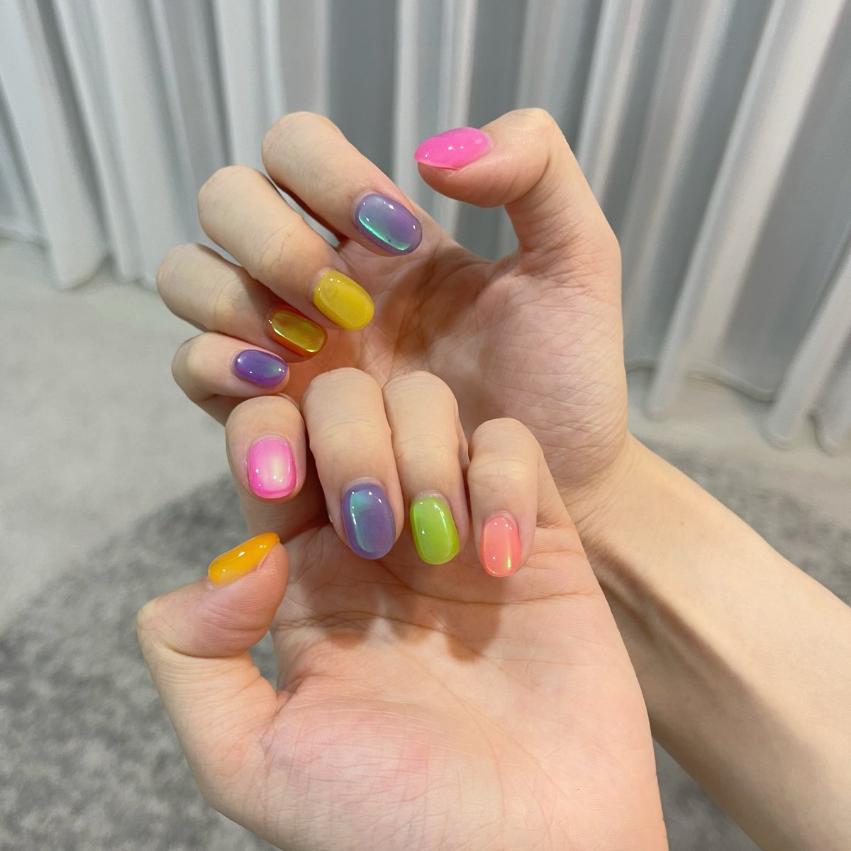 Bonusiie's tweet photo. คนขอดูสีเล็บเยอะมาก ถ่ายแบบเปิด-ปิดแฟลชให้ดู ทำร้านเดิม about nail and lash studio ส๊วย https://t.co/RYmlq1ZQxS
