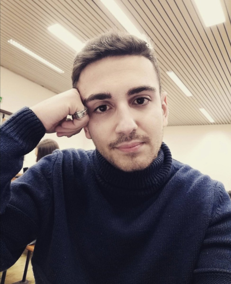 tonyllamacchia's tweet photo. Tu fai le foto, ma sei parte del paesaggio - Totoro

 #uniba #università #selfie https://t.co/XYZZZ72EeQ
