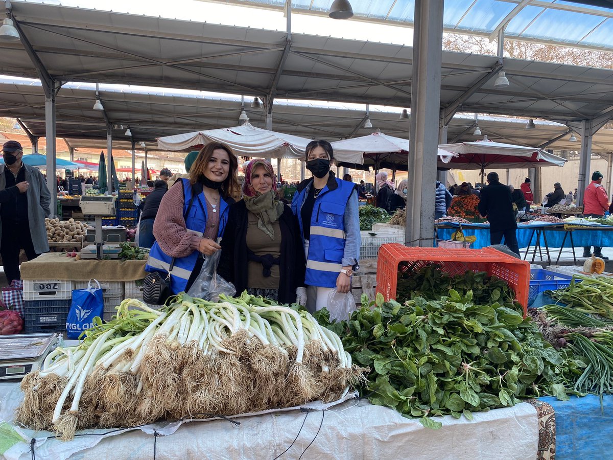 OHALISDEMIR_GM's tweet photo. Parlayın..Sadece bugün değil, her gün Kadınlar Günü!
Gönüllü gençlerimiz ve Bor Kyk öğrencilerimizle birlikte Bor İlçe pazarımıza gidip satış yapan emektar kadınlarımızın işlerine ortak olup yardım ettik.🤗 

#8martdünyakadınlargünü https://t.co/RSc4Y9IbZh