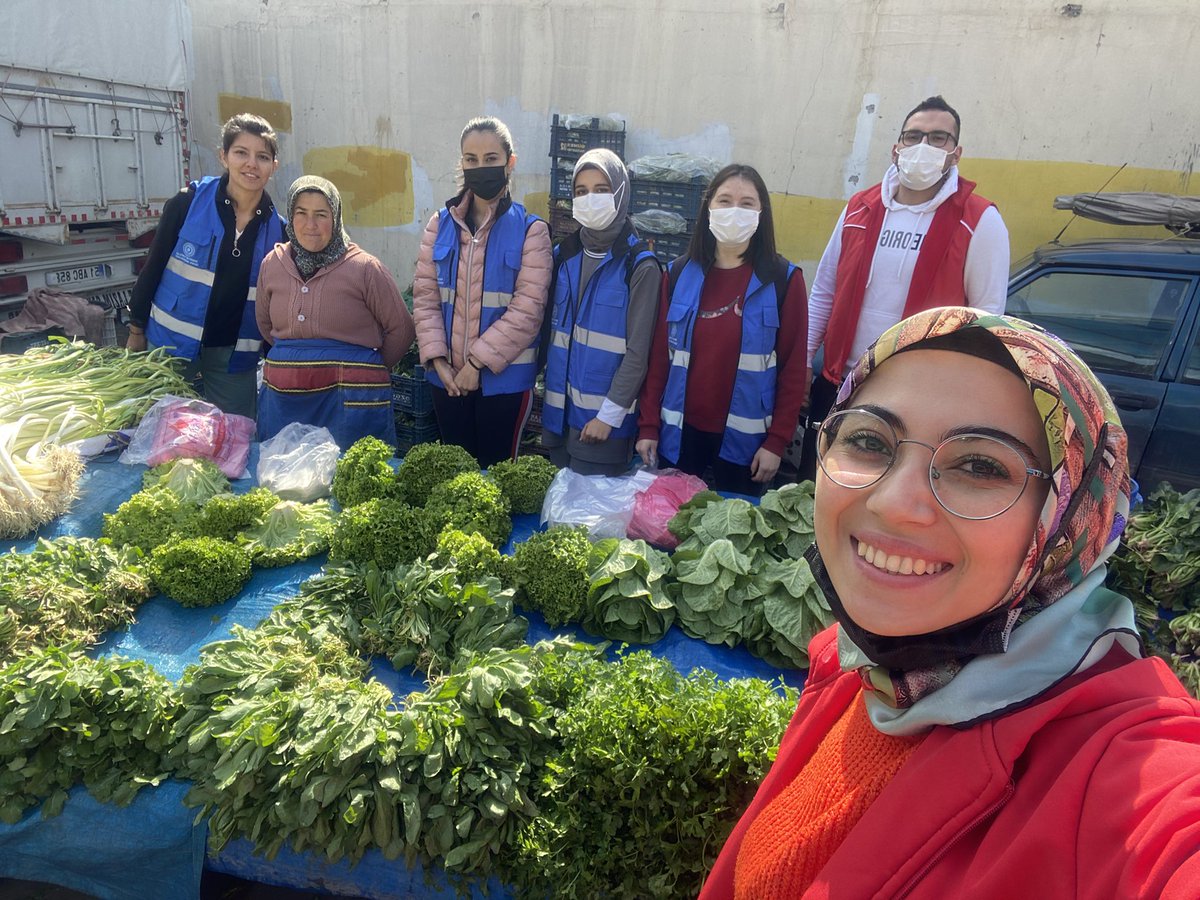 OHALISDEMIR_GM's tweet photo. Parlayın..Sadece bugün değil, her gün Kadınlar Günü!
Gönüllü gençlerimiz ve Bor Kyk öğrencilerimizle birlikte Bor İlçe pazarımıza gidip satış yapan emektar kadınlarımızın işlerine ortak olup yardım ettik.🤗 

#8martdünyakadınlargünü https://t.co/RSc4Y9IbZh