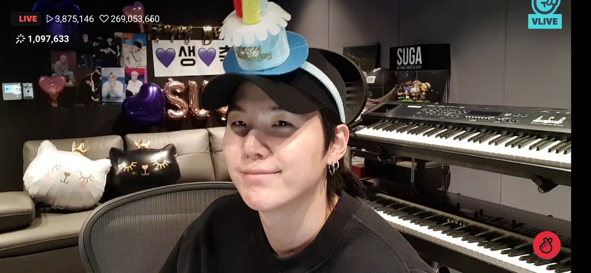 bhoomikaviru7's tweet photo. Your reassuring gummy smile saved my life 💜 ✨ love you 💜 Saeng il chuka hamnida Yoongi #SUGADAY
#SUGA #HappyBirthdaySUGA #HappyBirthdayYoongi #HAPPYSUGADAY #HappyMinMarch https://t.co/CDA9Fc4OZL