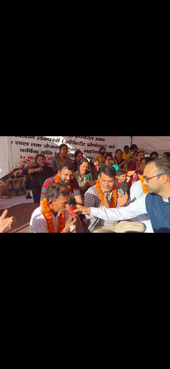 anjudub29033823's tweet photo. #Job_Security_for_Extension_Lecturers  extension ekta jindabad sher singh bhai ka aan shaan strike ko juice pilwa k khtam karwaya gya https://t.co/3rnYPQfZOW