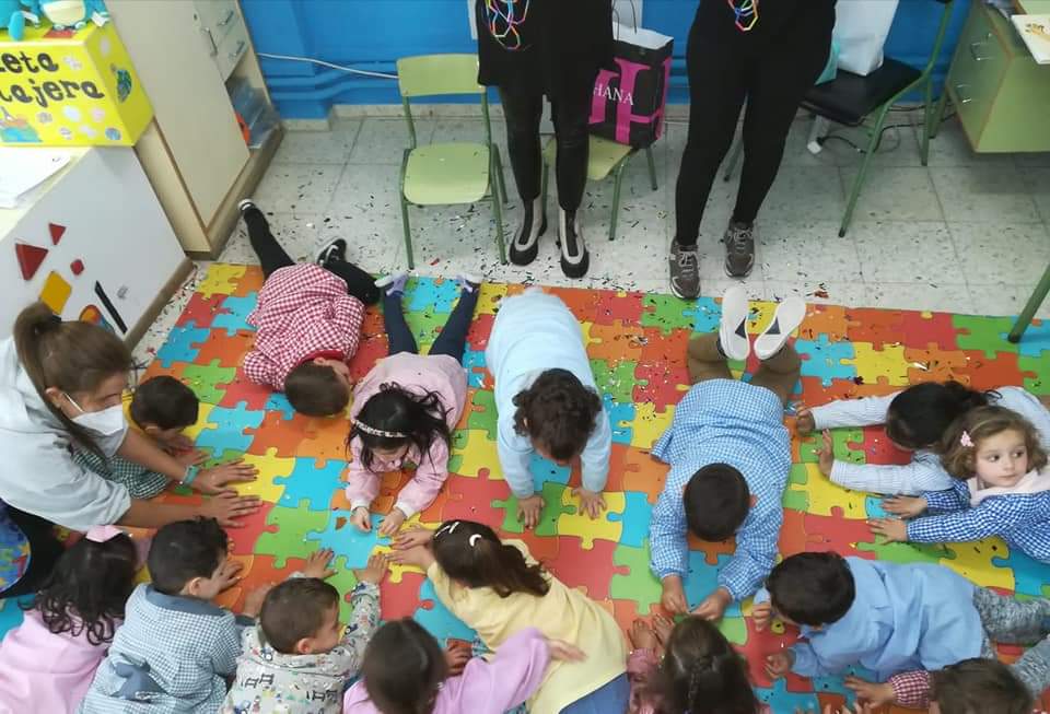 CEIPGuadalupe's tweet photo. #ObjetivoIgualdad 
Hoy en de 3 años, hemos disfrutado de la compañía de tres súper mujeres.Nos han contado el cuento "Vivan las uñas de colores".
 Nos han pintado las uñas y hemos realizado un trabajo, destacando el Día Internacional  de la Mujer.@cprtrujillo @InnovacionForm https://t.co/9imrcfarqw
