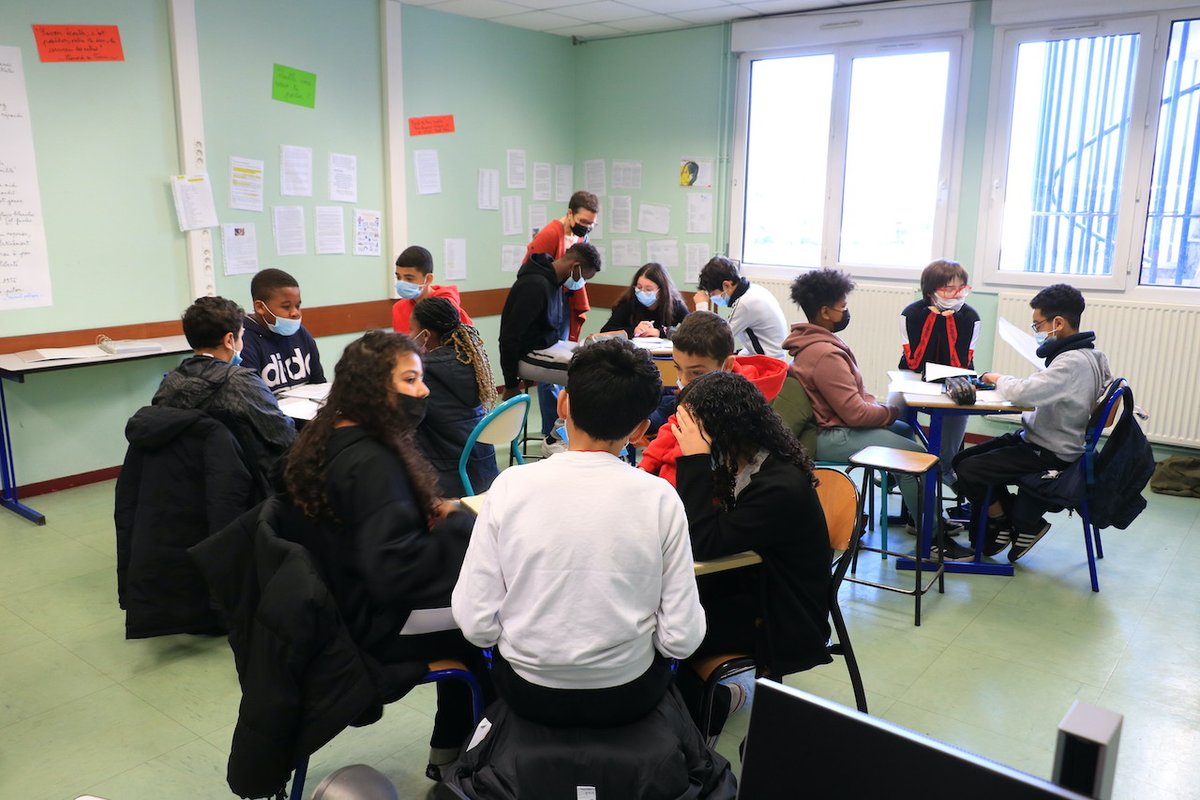 Dans le cadre de la semaine citoyenne,sensibilisation à la sécurité routière,  à l'écologie, à la solidarité avec le secours populaire et les pompiers, à la laicité à la lutte contre les discriminations, à la tolérance à travers la musique et la poésie, ....