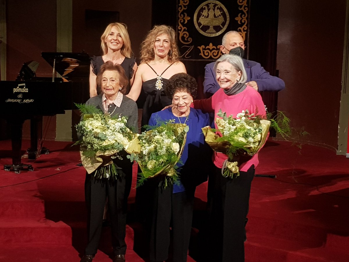 moisestve's tweet photo. Precioso homenaje el que ha brindado la @academia_aaee en el @ateneodemadrid a tres grandísimas artistas: Núria Espert, Isabel Penagos y Lucero Tena. Miy emotivo y brillante. Gracias,  @cayetanagc, @pilarjurado_ , Lluís Pasqual y @JCimarro .👏👏👏 https://t.co/YuThFySmH2