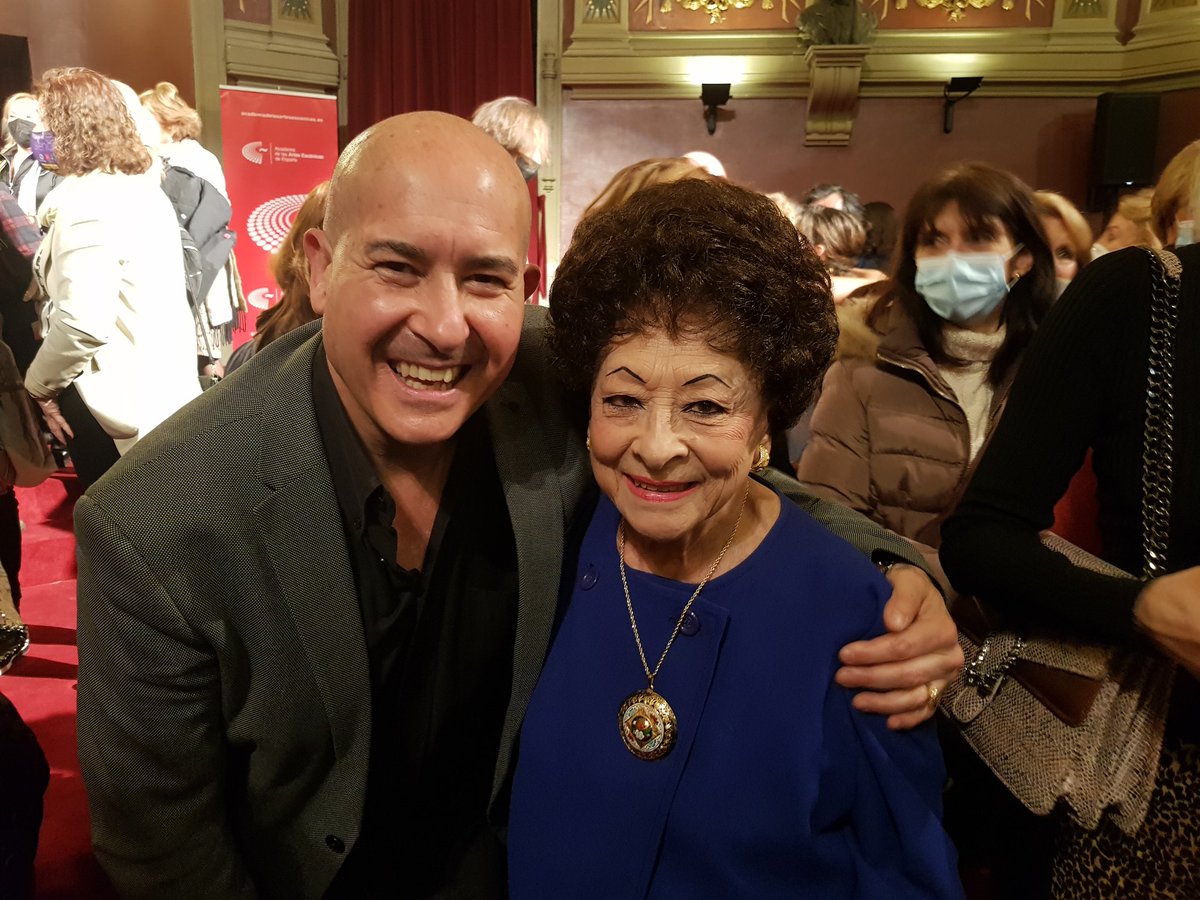 moisestve's tweet photo. Precioso homenaje el que ha brindado la @academia_aaee en el @ateneodemadrid a tres grandísimas artistas: Núria Espert, Isabel Penagos y Lucero Tena. Miy emotivo y brillante. Gracias,  @cayetanagc, @pilarjurado_ , Lluís Pasqual y @JCimarro .👏👏👏 https://t.co/YuThFySmH2