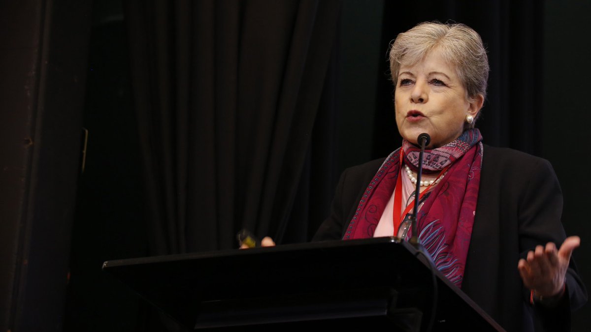 cepal_onu's tweet photo. No podemos seguir haciendo lo mismo y esperar resultados distintos. El feminismo nos aporta soluciones estratégicas para superar las asimetrías. Avancemos hacia una sociedad del cuidado: @aliciabarcena, Sec. Ejec. de la #CEPAL en conmemoración del #DíadelasMujeres.
#ForoALC2030 https://t.co/eb3eDNE3SY